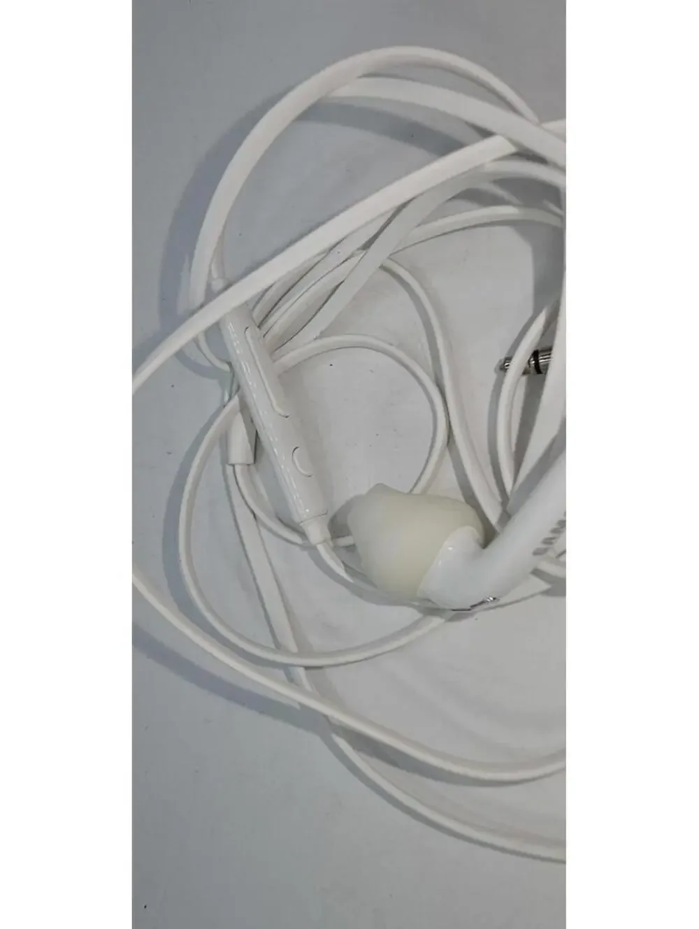 White Samsung Wired Earbuds with Inline Microphone